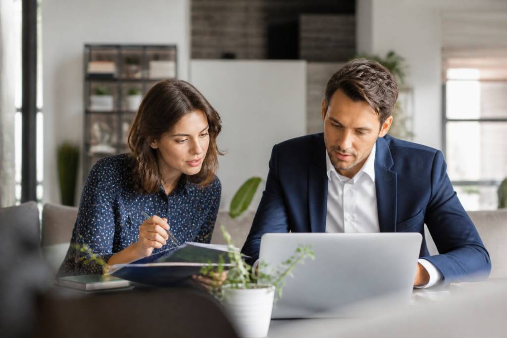 Freelancer vs self employed: key differences, tax rules and business implications